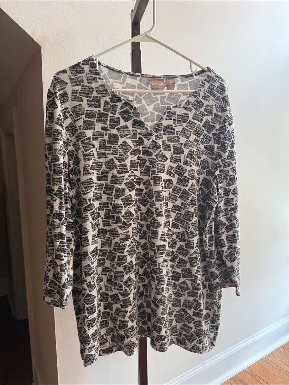 Chico's Black and White Printed Long Sleeve V-Neck Top